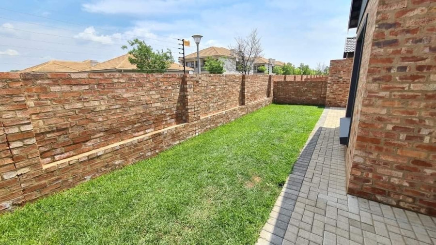 To Let 2 Bedroom Property for Rent in Van Der Hoff Park North West